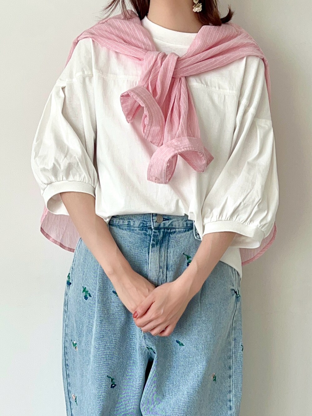 「サマンサ モスモス(Samansa Mos2)、Samansa Mos2、SM2、夏コーデ、ゆるコーデ、シンプルコーデ、カジュアルコーデ、Tシャツ、ボリューム袖、ストライプシャツ、肩掛け、デニム、デニムパンツ、刺繍デニム、刺繍」|「Samansa Mos2のステッチボリュームTシャツ(Tシャツ/カットソー、ホワイト系)」を使った、いっしき🐻さん(レディース・164cm)の春コーディネートの2枚目の写真