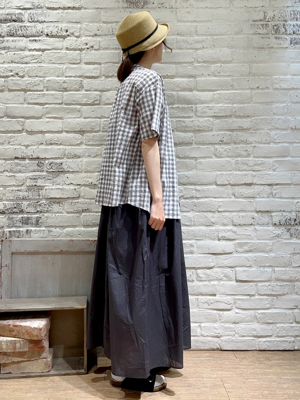 ホワイト系のTシャツ/カットソー、グレー系のシャツ/ブラウス、グレー系のワンピースを着用したレディースの夏コーディネートの3枚目の写真