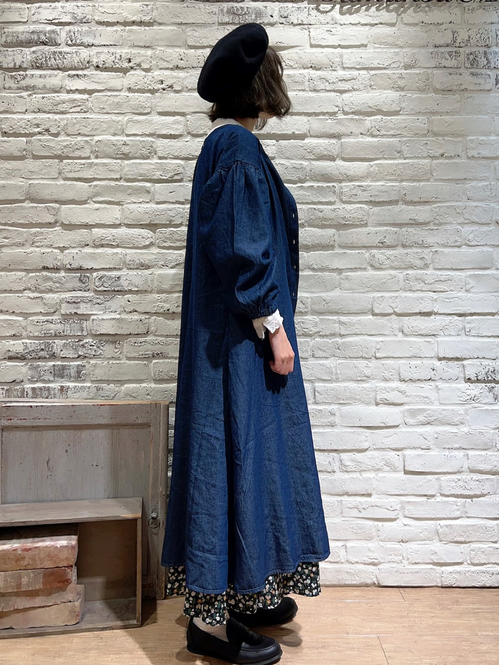 ホワイト系のシャツ/ブラウス、ブラック系のショルダーバッグ、グレー系のスカートを着用したレディースの秋コーディネートの3枚目の写真