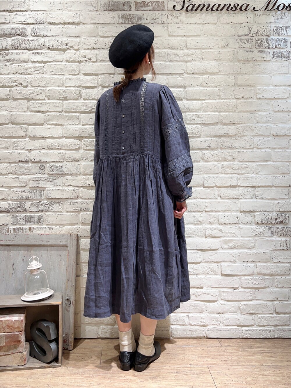 ブルー系のワンピース、その他のその他を着用したレディースの冬コーディネートの4枚目の写真