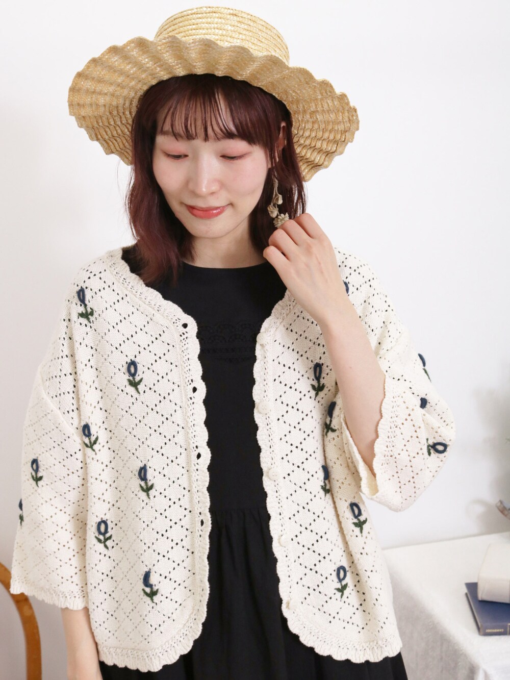 「サマンサ モスモス(Samansa Mos2)、Samansa Mos2、SM2、夏コーデ、ゆるコーデ、レイヤードスタイル、カーディガン、花柄、チュニック、レース、デニム、デニムパンツ、テーパードパンツ、カンカン帽、グルカサンダル」|「Samansa Mos2の【UVカット/消臭効果】なみなみカンカン帽(ハット、ブラック系)」を使った、いっしき🐻さん(レディース・164cm)の春コーディネートの2枚目の写真