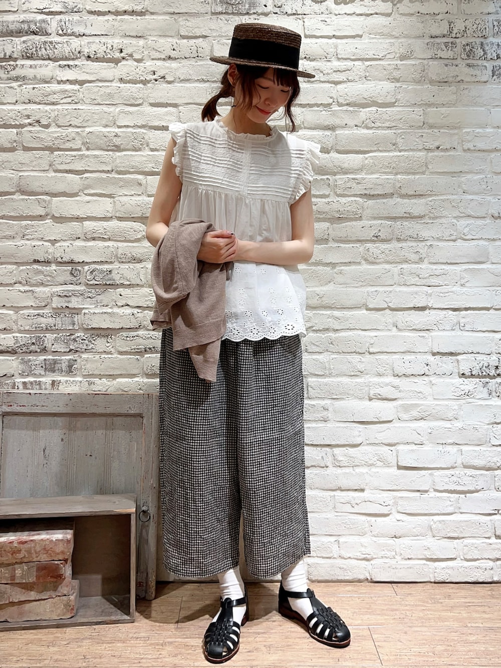 ホワイト系のシャツ/ブラウス、ブラウン系のカーディガン/ボレロ、ホワイト系のその他パンツを着用したレディースの夏コーディネートの5枚目の写真