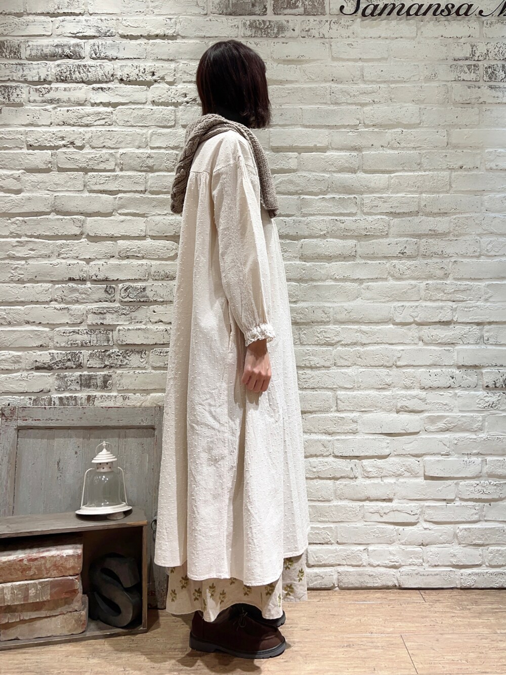 ホワイト系のワンピース、ベージュ系のスカート、ブラウン系のドレスシューズを着用したレディースの冬コーディネートの3枚目の写真