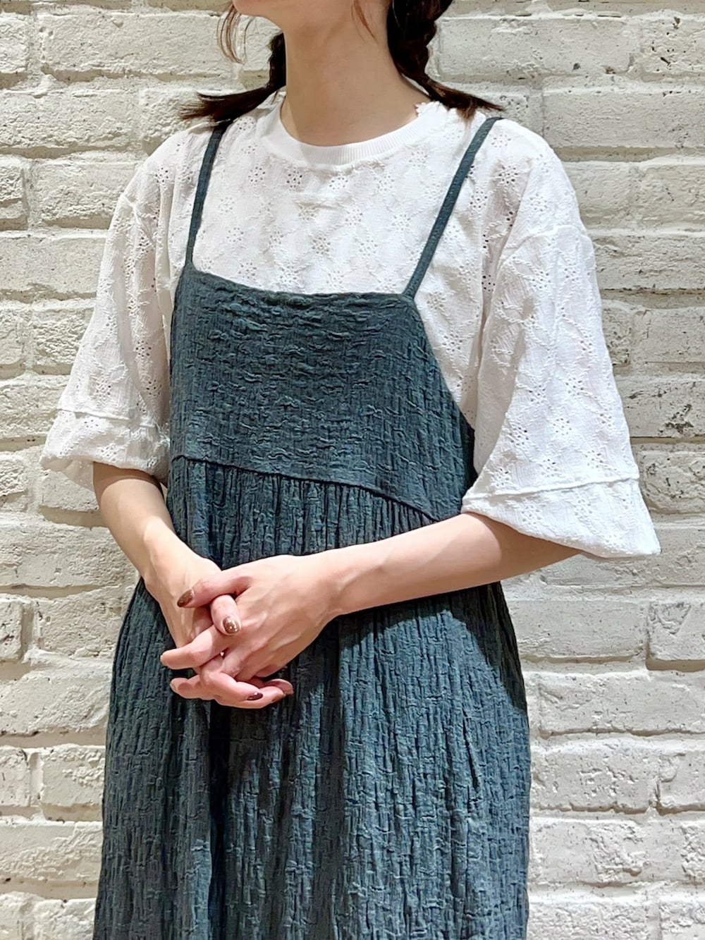 ホワイト系のTシャツ/カットソー、ブルー系のワンピース、ベージュ系のハンドバッグを着用したレディースの秋コーディネートの2枚目の写真
