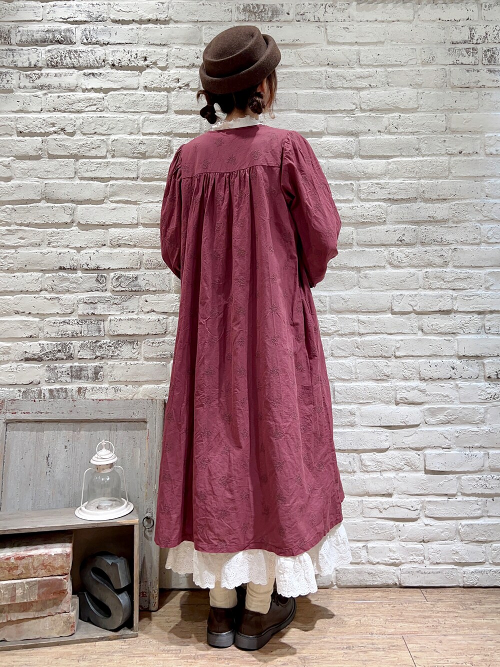「サマンサ モスモス(Samansa Mos2)、Samansa Mos2、SM2、秋コーデ、秋のコーデ、ゆるコーデ、ボリューム袖、刺繍、ワンピース、リネン、レース、レーススカート、ハイネック、メロートップス、トーク帽」｜「kaorinomoriの【カオリノモリ】モーリエトーク（ハット、ブラウン系）」を使った、いっしき🐻さん（レディース・163cm）の秋コーディネートの4枚目の写真