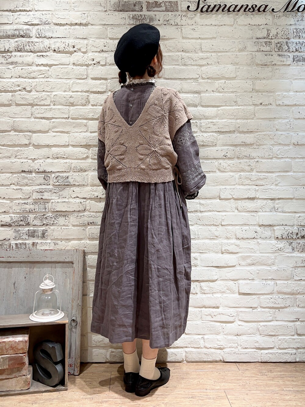 ホワイト系のTシャツ/カットソー、ベージュ系のベスト、グレー系のワンピースを着用したレディースの秋コーディネートの4枚目の写真