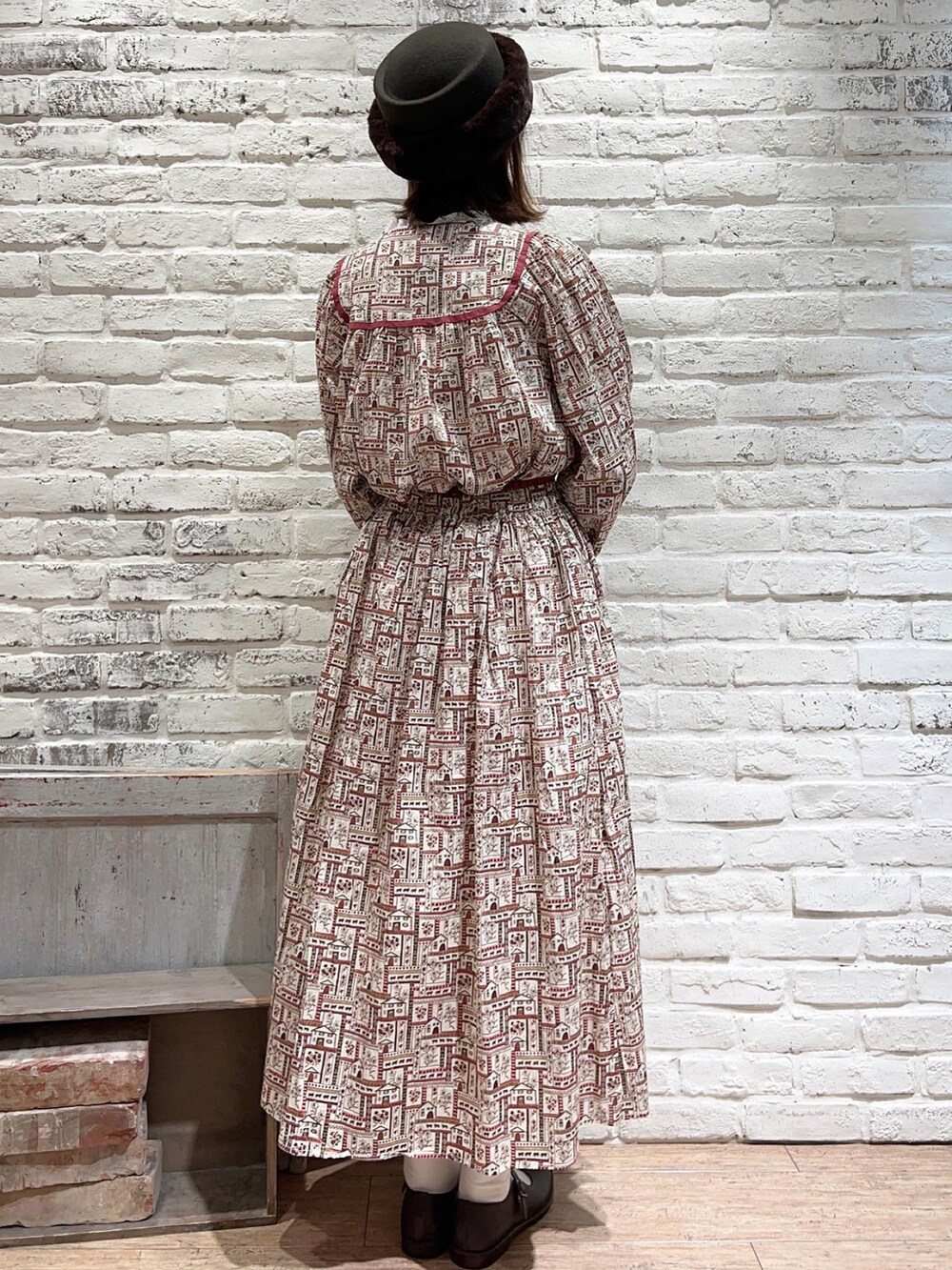 ホワイト系のシャツ/ブラウス、レッド系のシャツ/ブラウス、レッド系のスカートを着用したレディースの冬コーディネートの4枚目の写真