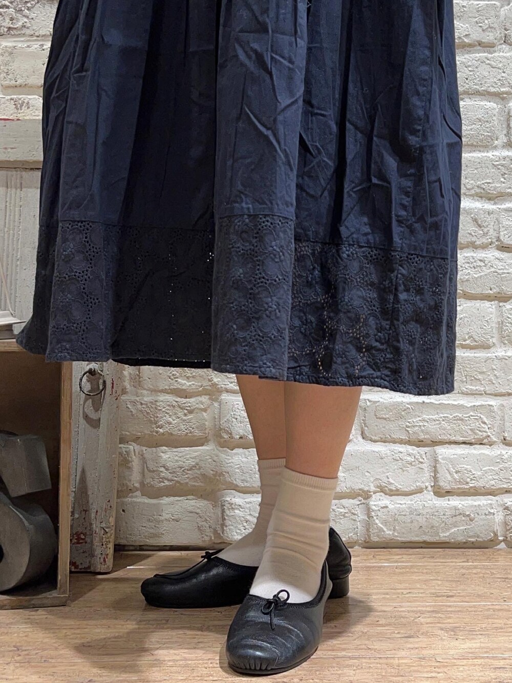 ブラック系のワンピース、その他のその他を着用したレディースの冬コーディネートの5枚目の写真