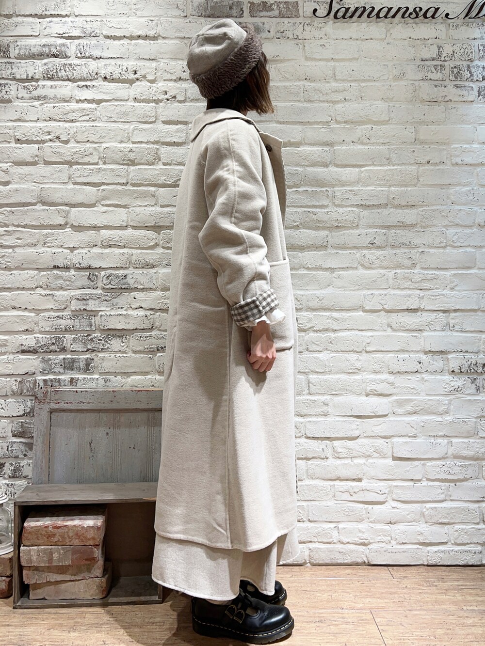 ホワイト系のシャツ/ブラウス、グリーン系のカーディガン/ボレロ、ホワイト系のその他アウターを着用したレディースの冬コーディネートの3枚目の写真