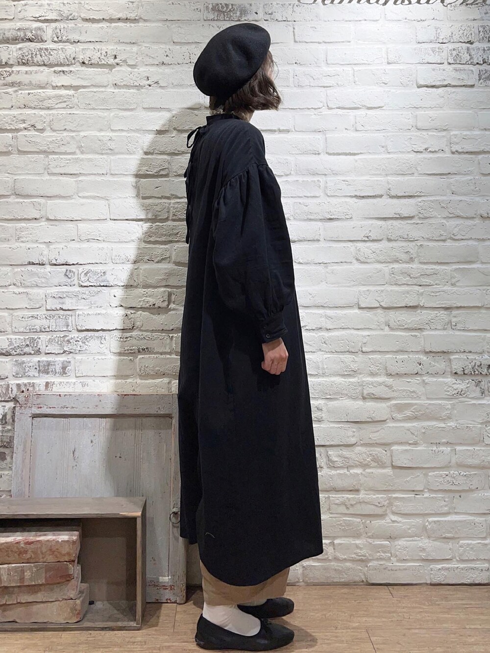 ホワイト系のニット/セーター、ブラック系のワンピース、ベージュ系のその他パンツを着用したレディースの冬コーディネートの3枚目の写真