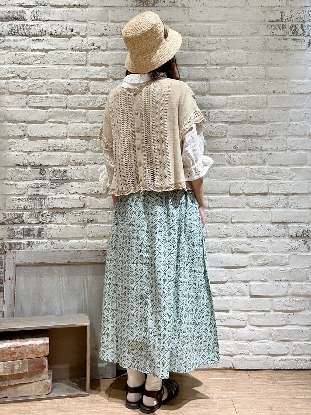 ホワイト系のシャツ/ブラウス、ホワイト系のベスト、グリーン系のスカートを着用したレディースの春コーディネートの4枚目の写真