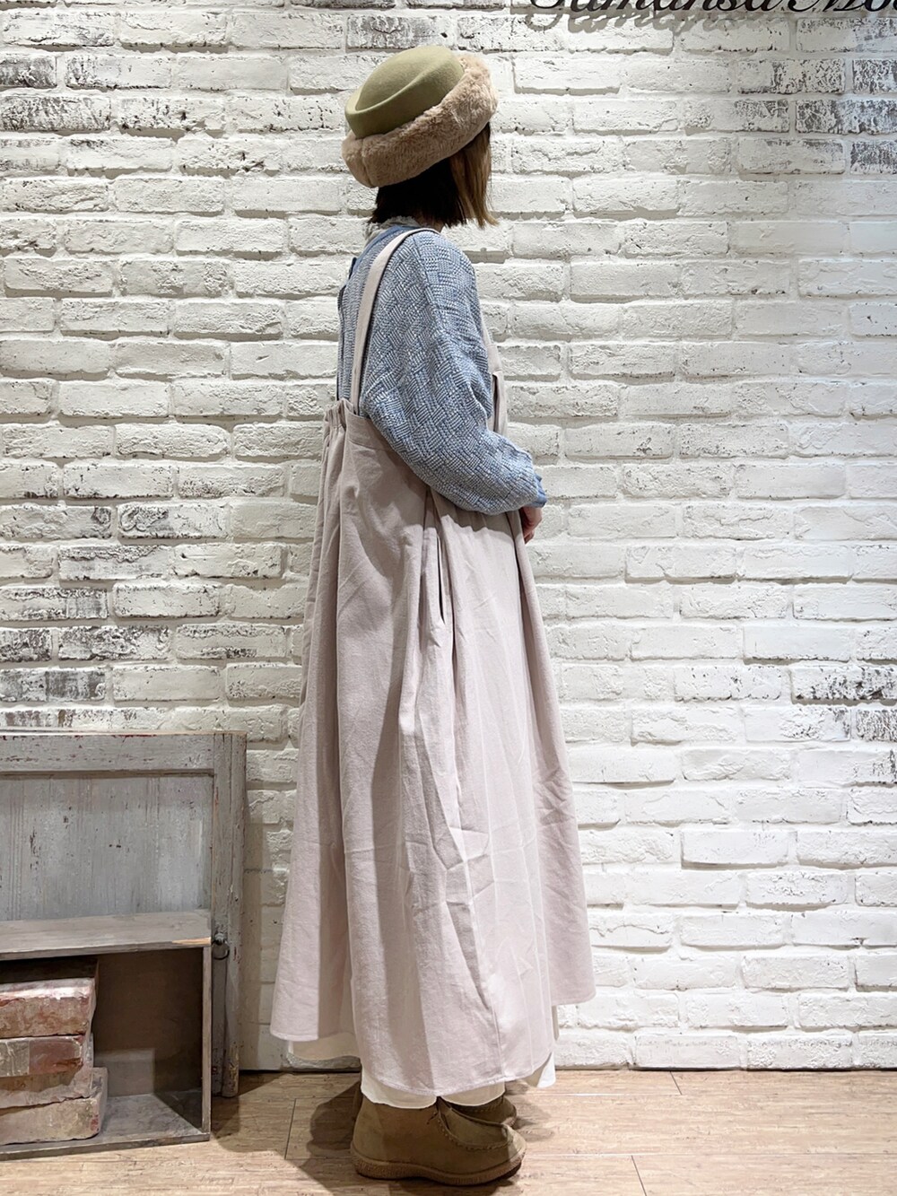 ホワイト系のシャツ/ブラウス、ブルー系のニット/セーター、ホワイト系のハンドバッグを着用したレディースの秋コーディネートの3枚目の写真