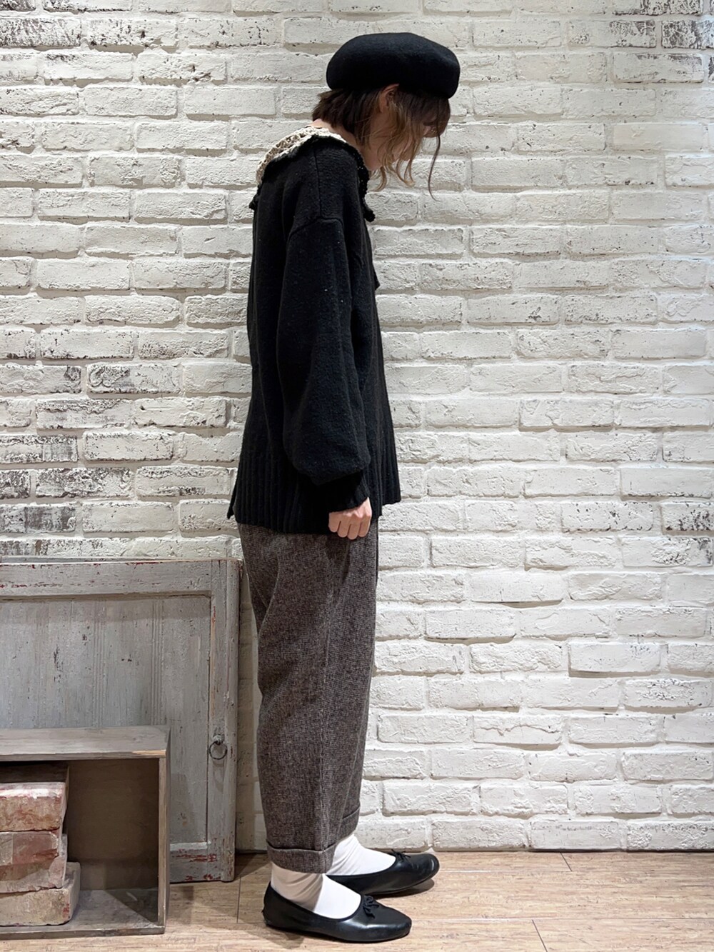 ブラック系のニット/セーター、ブラウン系のその他パンツ、ベージュ系の付け襟を着用したレディースの冬コーディネートの3枚目の写真