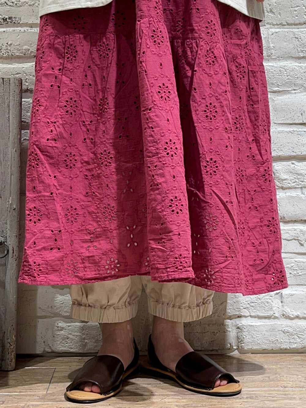 ホワイト系のTシャツ/カットソー、ホワイト系のベスト、ピンク系のワンピースを着用したレディースの春コーディネートの5枚目の写真