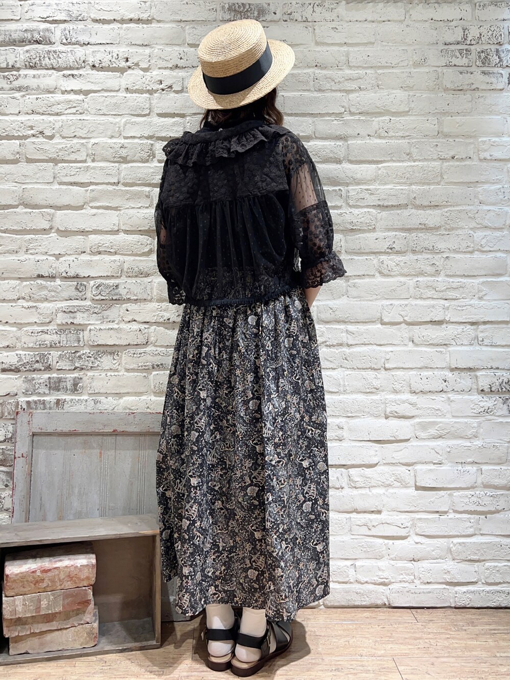 ブラック系のシャツ/ブラウス、ブラック系のタンクトップ、ブラック系のスカートを着用したレディースの春コーディネートの3枚目の写真