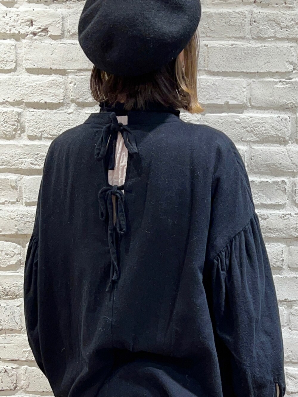 ベージュ系のシャツ/ブラウス、ブラック系のワンピース、ホワイト系のその他パンツを着用したレディースの冬コーディネートの5枚目の写真