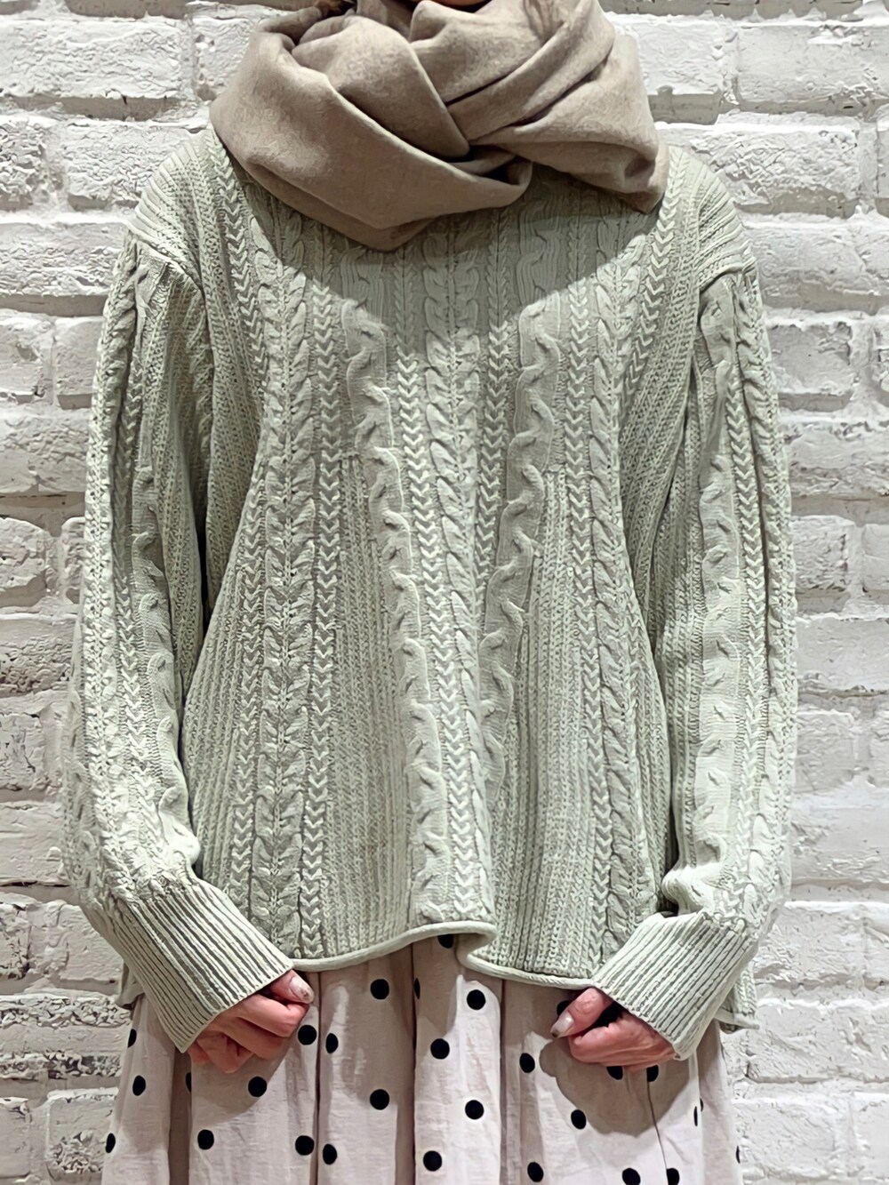「ビッグシルエット、ワントーンコーデ、ベレー帽、秋のコーデ、ドット、ケーブルニット、SM2、ポンチョ、ミントグリーン、プチプラ、ゆるコーデ、淡色コーデ、サマンサ モスモス(Samansa Mos2)、秋コーデ、秋冬コーデ」|「Samansa Mos2の【マシンウォッシャブル】フリルリブタートルネックニット(ニット/セーター、ホワイト系)」を使った、いっしき🐻さん(レディース・163cm)の秋コーディネートの4枚目の写真