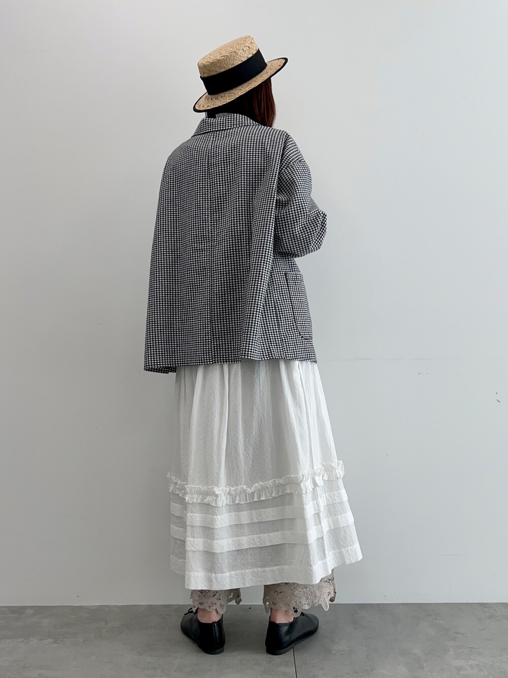 ホワイト系のシャツ/ブラウス、ブラック系のノーカラージャケット、ホワイト系のスカートを着用したレディースの春コーディネートの3枚目の写真