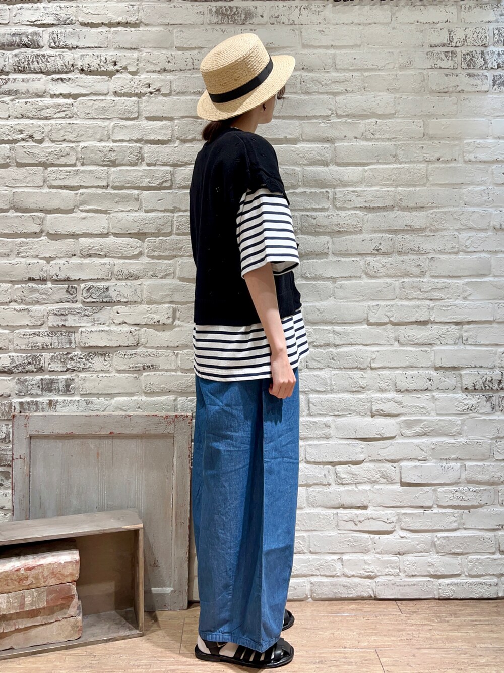 ホワイト系のタンクトップ、ホワイト系のTシャツ/カットソー、ブラック系のベストを着用したレディースの春コーディネートの3枚目の写真