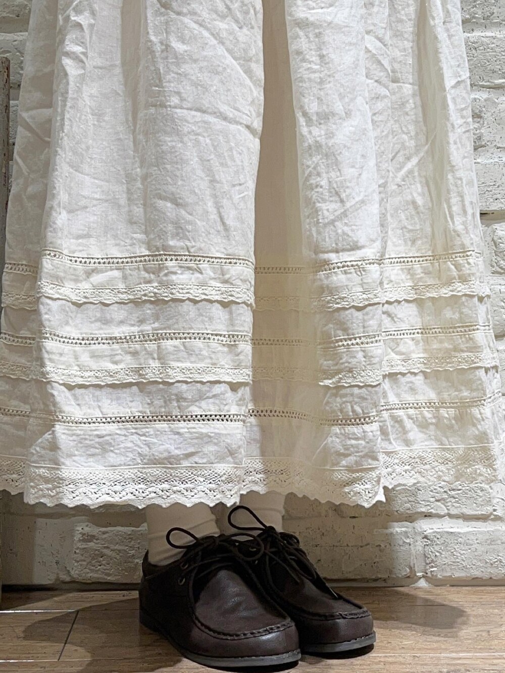 ホワイト系のTシャツ/カットソー、ブラウン系のベスト、イエロー系のTシャツ/カットソーを着用したレディースの秋コーディネートの5枚目の写真