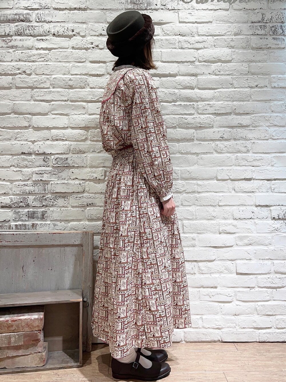 ホワイト系のシャツ/ブラウス、レッド系のシャツ/ブラウス、レッド系のスカートを着用したレディースの冬コーディネートの3枚目の写真