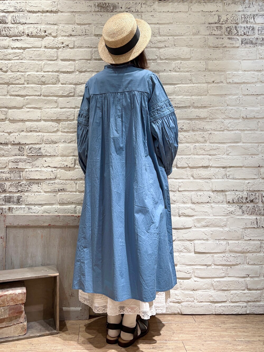 ブルー系のワンピース、ホワイト系のスカート、ブラック系のサンダルを着用したレディースの春コーディネートの4枚目の写真