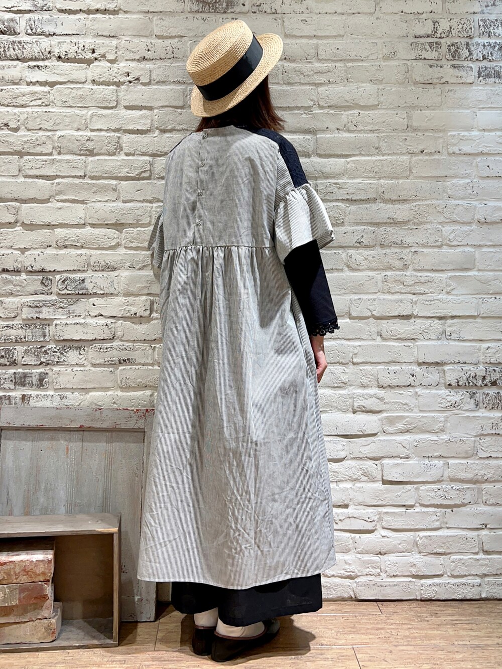 ブラック系のTシャツ/カットソー、ブラック系のハンドバッグ、ブラック系のワンピースを着用したレディースの春コーディネートの4枚目の写真