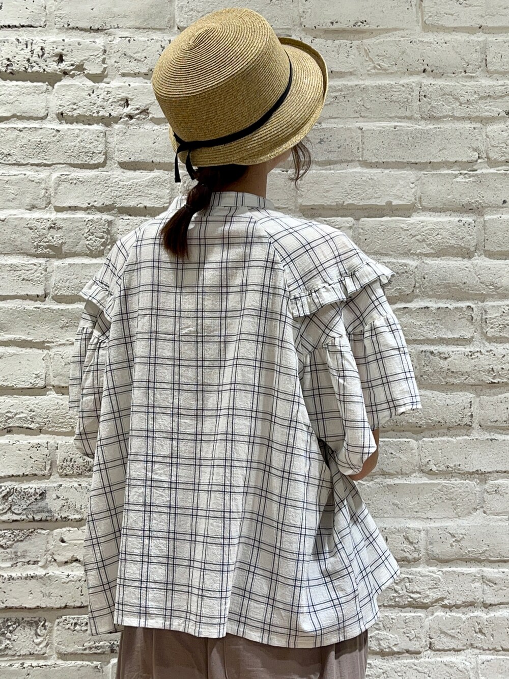 ホワイト系のシャツ/ブラウス、ブラウン系のその他パンツ、ホワイト系のハンドバッグを着用したレディースの秋コーディネートの4枚目の写真