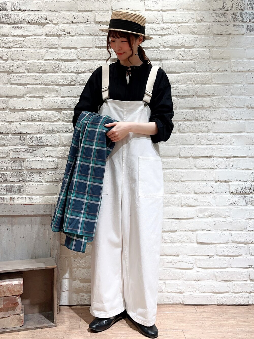 グリーン系のワンピース、ホワイト系のTシャツ/カットソー、ブラック系のシャツ/ブラウスを着用したレディースの春コーディネートの4枚目の写真