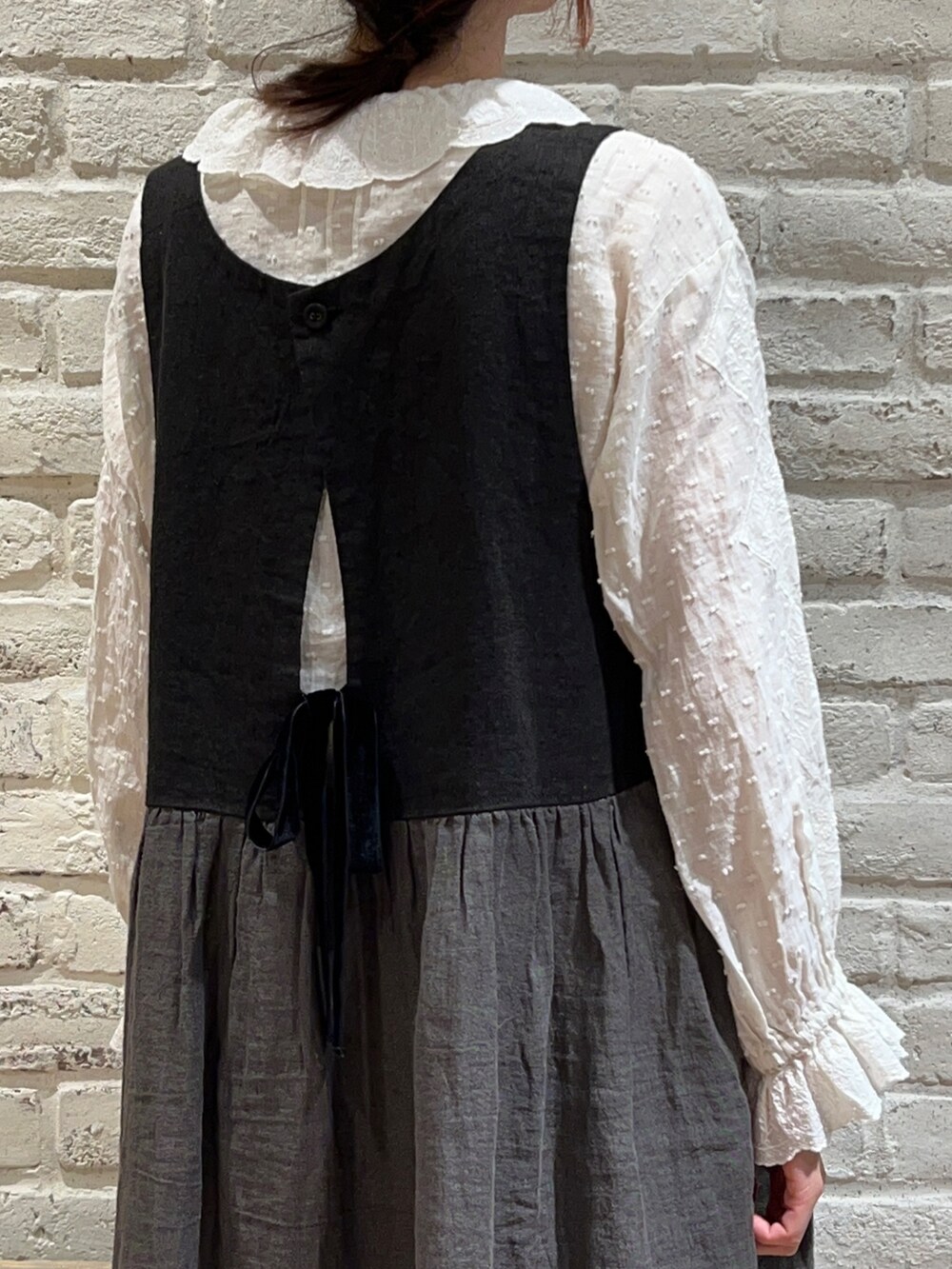 ホワイト系のシャツ/ブラウス、ブラック系のシャツ/ブラウス、ブラック系のワンピースを着用したレディースの秋コーディネートの5枚目の写真