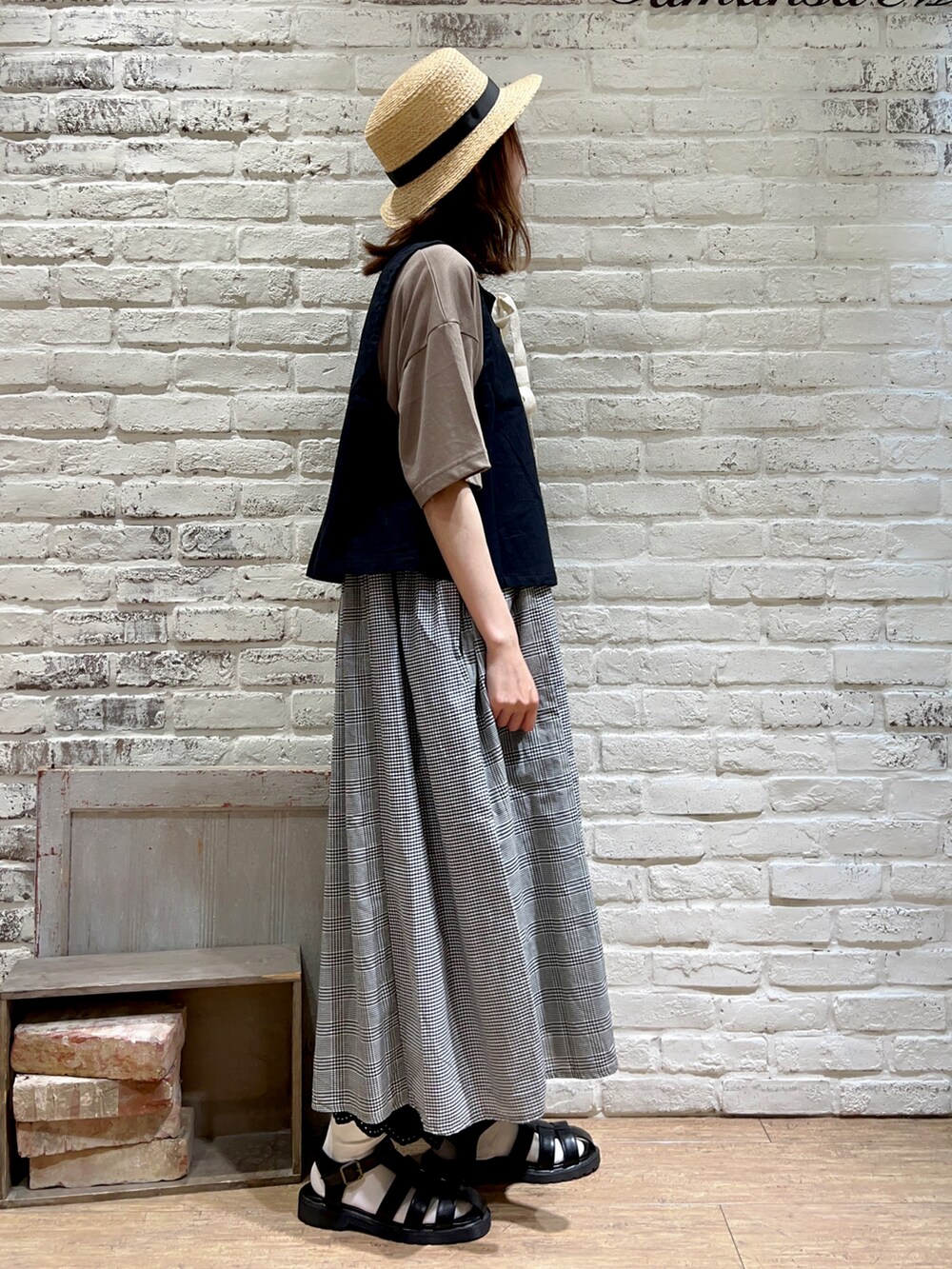 ブラック系のベスト、ブラウン系のワンピース、ブラック系のハットを着用したレディースの秋コーディネートの3枚目の写真