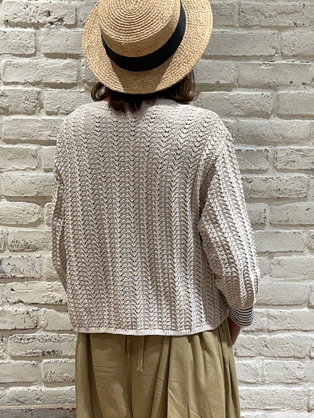 グレー系のTシャツ/カットソー、ホワイト系のカーディガン/ボレロ、ベージュ系のその他パンツを着用したレディースの春コーディネートの5枚目の写真