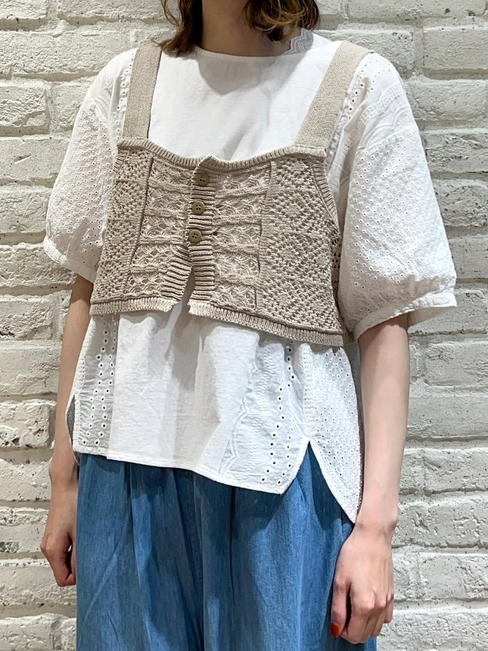 「サマンサ モスモス(Samansa Mos2)、Samansa Mos2、SM2、夏コーデ、ゆるコーデ、カジュアルコーデ、ビスチェ、ニットベスト、ベスト、ワイドパンツ、ワイドデニム、デニム、カンカン帽、かごバッグ、スポーツサンダル」｜「Samansa Mos2のラフィアカンカン帽（ハット、ブラック系）」を使った、いっしき🐻さん（レディース・163cm）の夏コーディネートの2枚目の写真