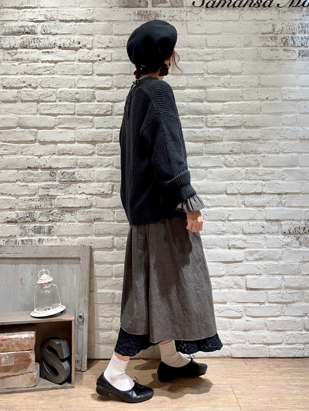 ベージュ系のTシャツ/カットソー、グレー系のカーディガン/ボレロ、ブルー系のワンピースを着用したレディースの秋コーディネートの4枚目の写真