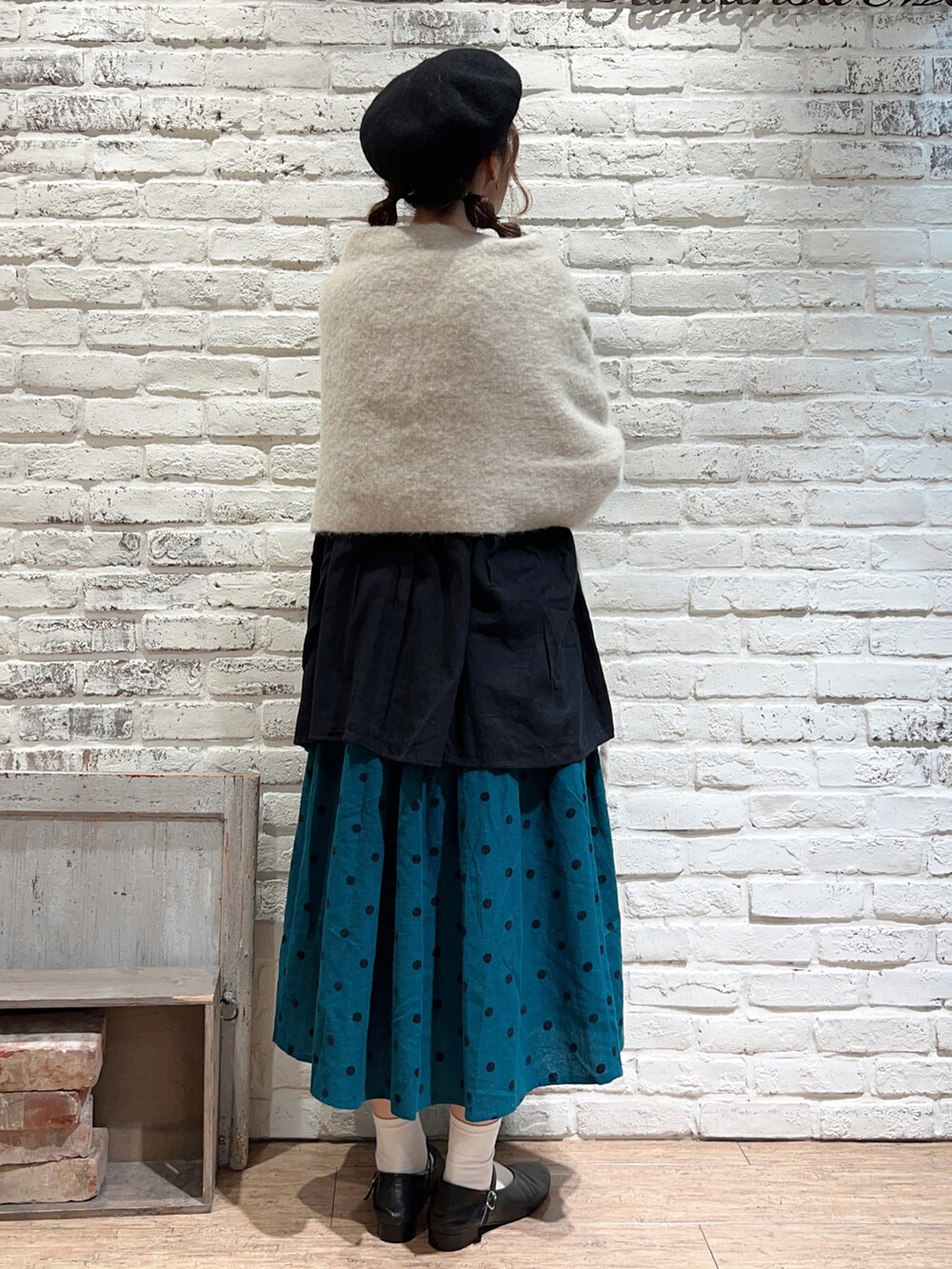 ブラック系のシャツ/ブラウス、グリーン系のスカート、ブラック系のドレスシューズを着用したレディースの秋コーディネートの3枚目の写真