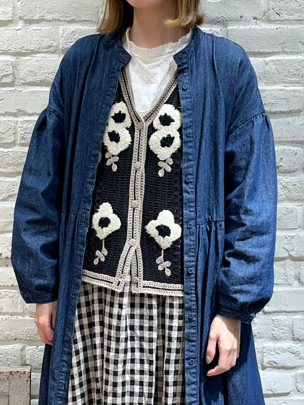 「サマンサ モスモス(Samansa Mos2)、Samansa Mos2、SM2、春コーデ、ゆるコーデ、レイヤードスタイル、ワンピース、デニム、キャミワンピ、ギンガムチェック、チェック、ベスト、刺繍、花柄、麦わら帽子」｜「Samansa Mos2のオーバーレースブラウス（シャツ/ブラウス、ホワイト系）」を使った、いっしき🐻さん（レディース・163cm）の冬コーディネートの2枚目の写真
