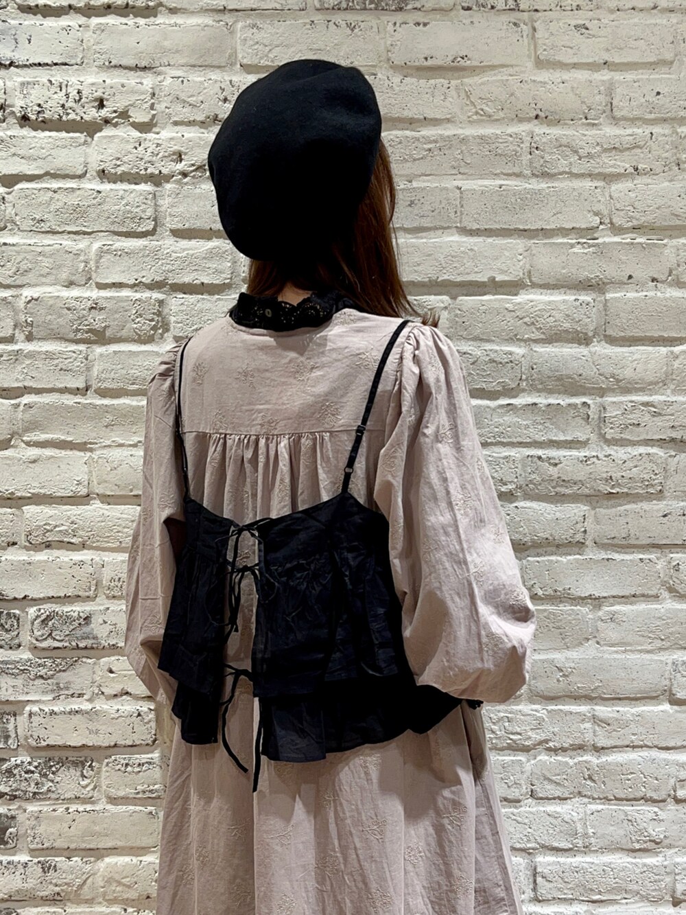 ブラック系のTシャツ/カットソー、ブラック系のシャツ/ブラウス、ベージュ系のワンピースを着用したレディースの秋コーディネートの4枚目の写真