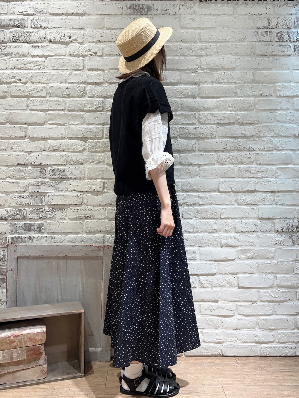 ホワイト系のシャツ/ブラウス、ブラック系のベスト、ホワイト系のハンドバッグを着用したレディースの春コーディネートの3枚目の写真