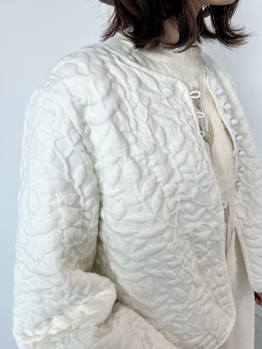 ホワイト系のその他シューズ、ホワイト系のワンピース、ホワイト系のハットを着用したレディースの春コーディネートの3枚目の写真