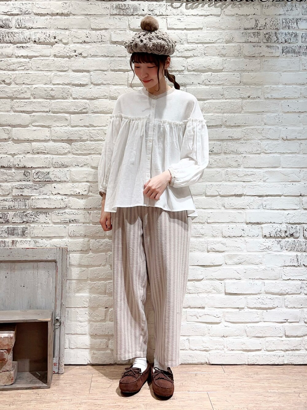 ブラウン系のカーディガン/ボレロ、ホワイト系のシャツ/ブラウス、ブラウン系のショルダーバッグを着用したレディースの冬コーディネートの4枚目の写真