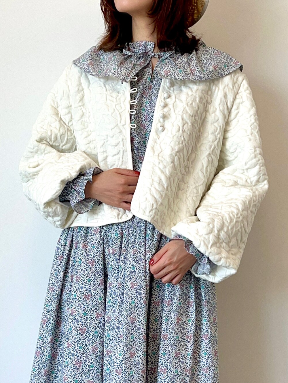 「サマンサ モスモス(Samansa Mos2)、Samansa Mos2、SM2、TSUHARU by Samansa Mos2、春コーデ、ゆるコーデ、セットアップ、リバティ、LIBERTY、花柄、ジャケット、ノーカラージャケット、カンカン帽、サンダル、サンダルに靴下」|「Samansa Mos2のラフィア太リボンカンカン帽(ハット、ホワイト系)」を使った、いっしき🐻さん(レディース・164cm)の春コーディネートの2枚目の写真