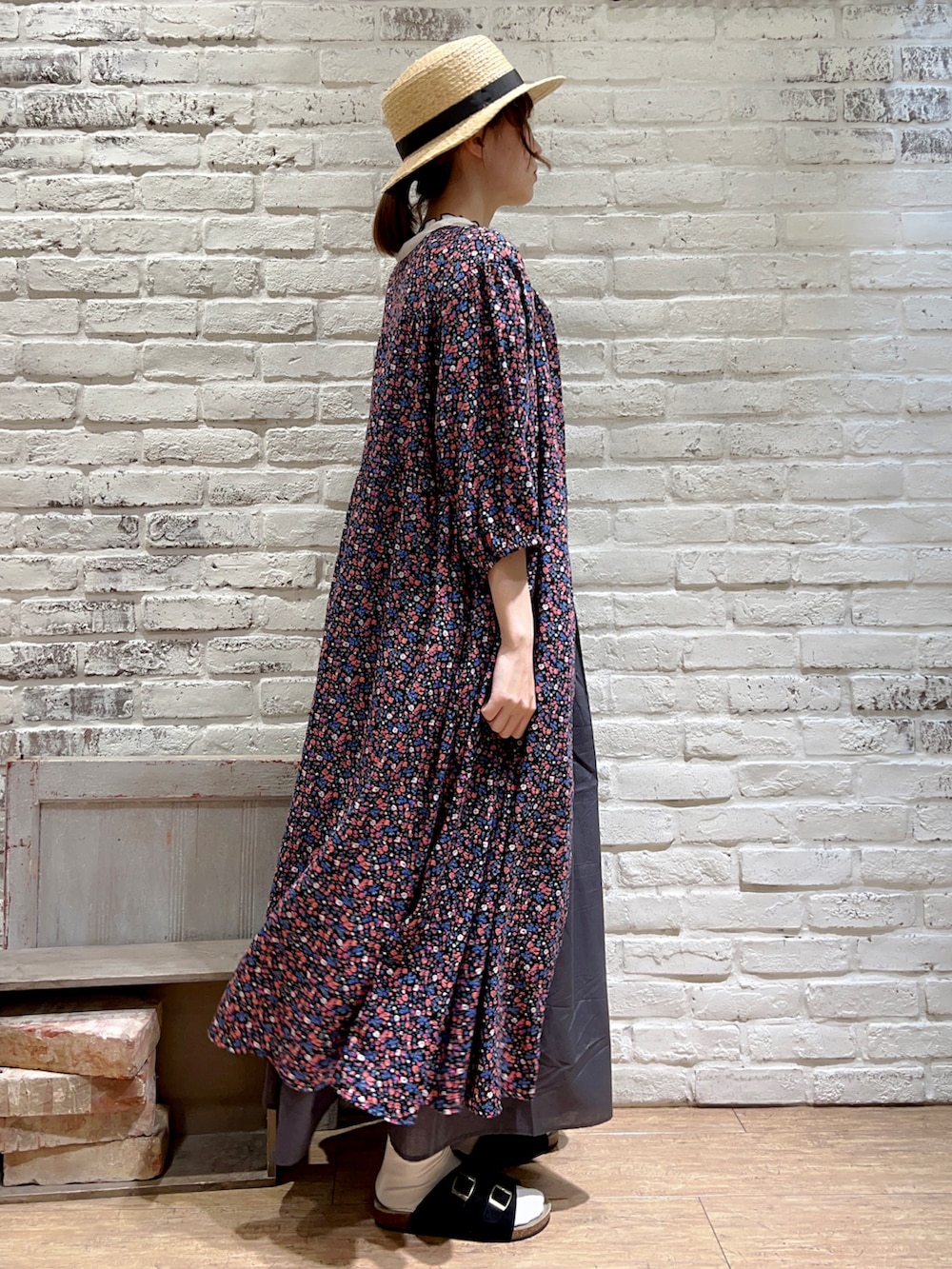 ホワイト系のTシャツ/カットソー、ピンク系のワンピース、グレー系のワンピースを着用したレディースの夏コーディネートの3枚目の写真