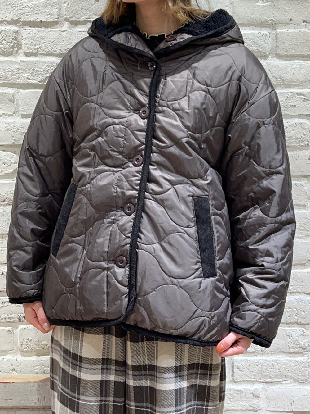 ブラック系のTシャツ/カットソー、グレー系のブルゾン、グレー系のカーディガン/ボレロを着用したレディースの冬コーディネートの2枚目の写真