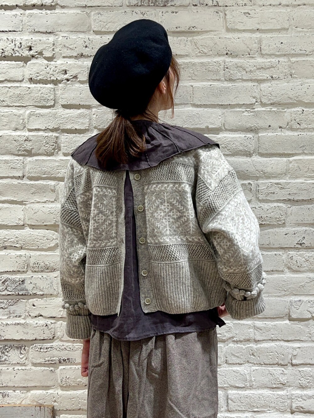 グレー系のシャツ/ブラウス、グレー系のカーディガン/ボレロ、グレー系のその他パンツを着用したレディースの秋コーディネートの2枚目の写真