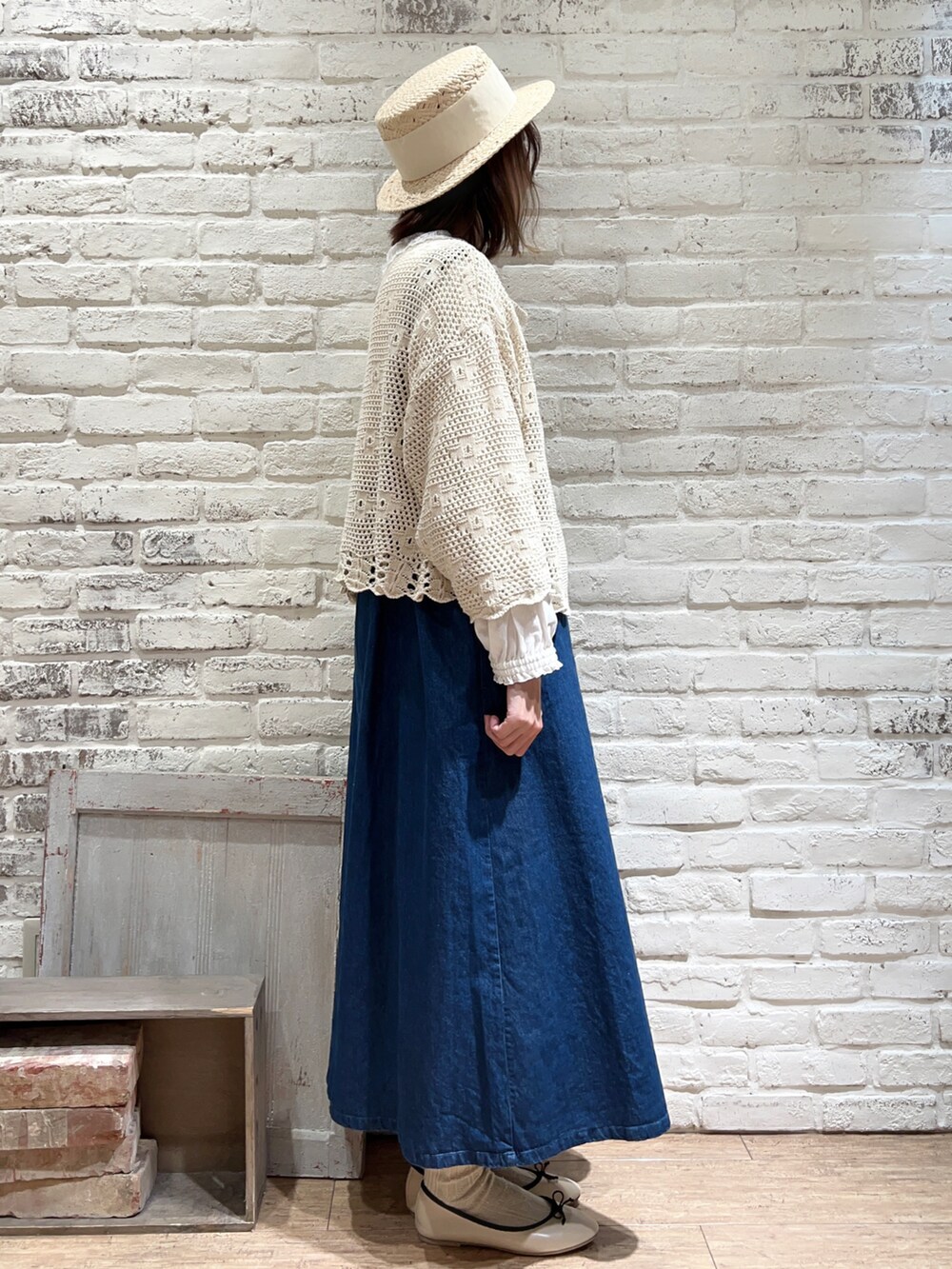 ホワイト系のシャツ/ブラウス、ホワイト系のカーディガン/ボレロ、ホワイト系のハンドバッグを着用したレディースの春コーディネートの3枚目の写真