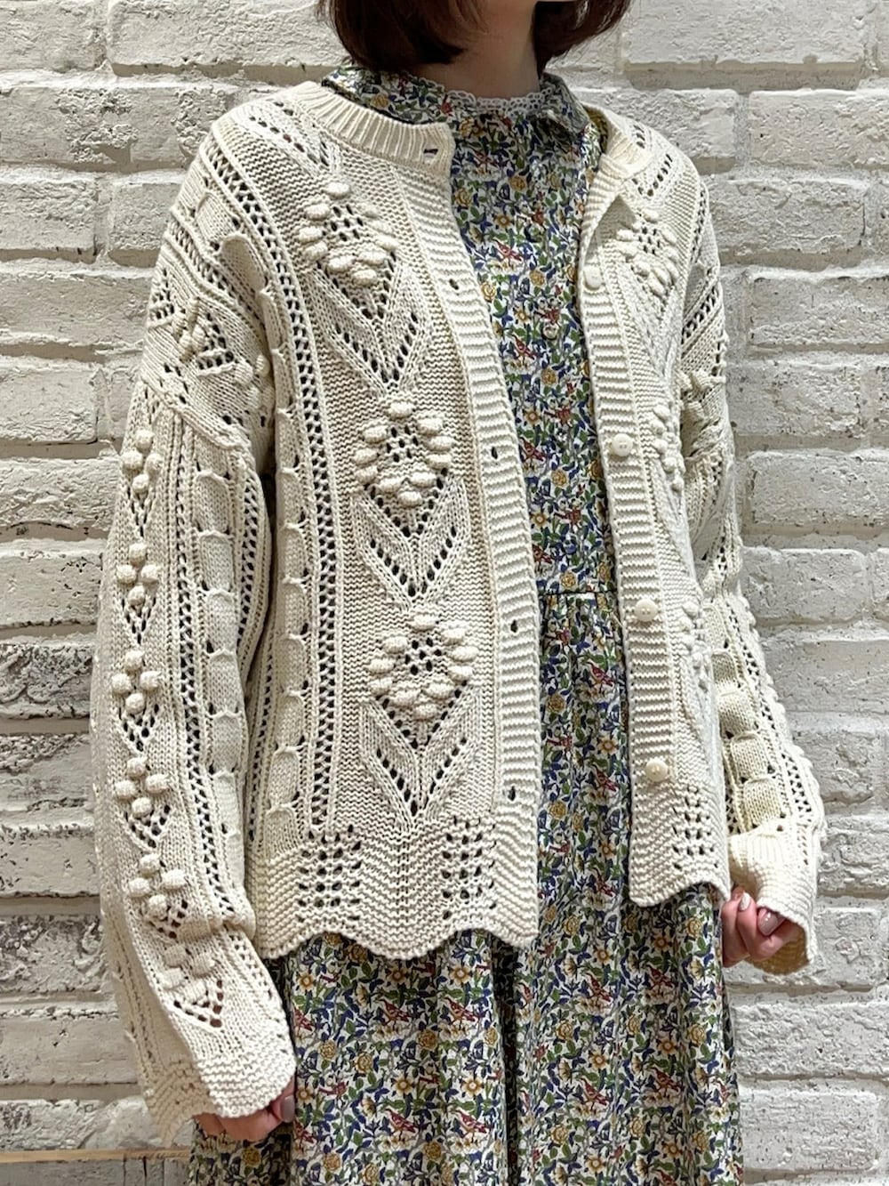 ホワイト系のトップス、ブルー系のワンピース、ベージュ系のドレスシューズを着用したレディースの冬コーディネートの2枚目の写真