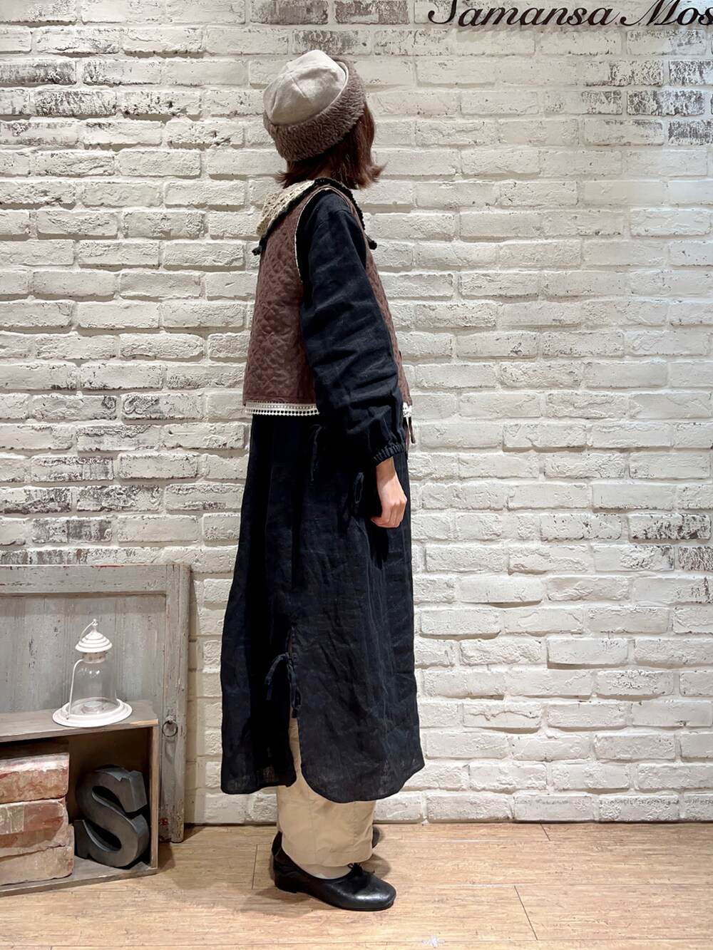 ブラック系のワンピース、ベージュ系のカーゴパンツ、その他のその他を着用したレディースの冬コーディネートの3枚目の写真