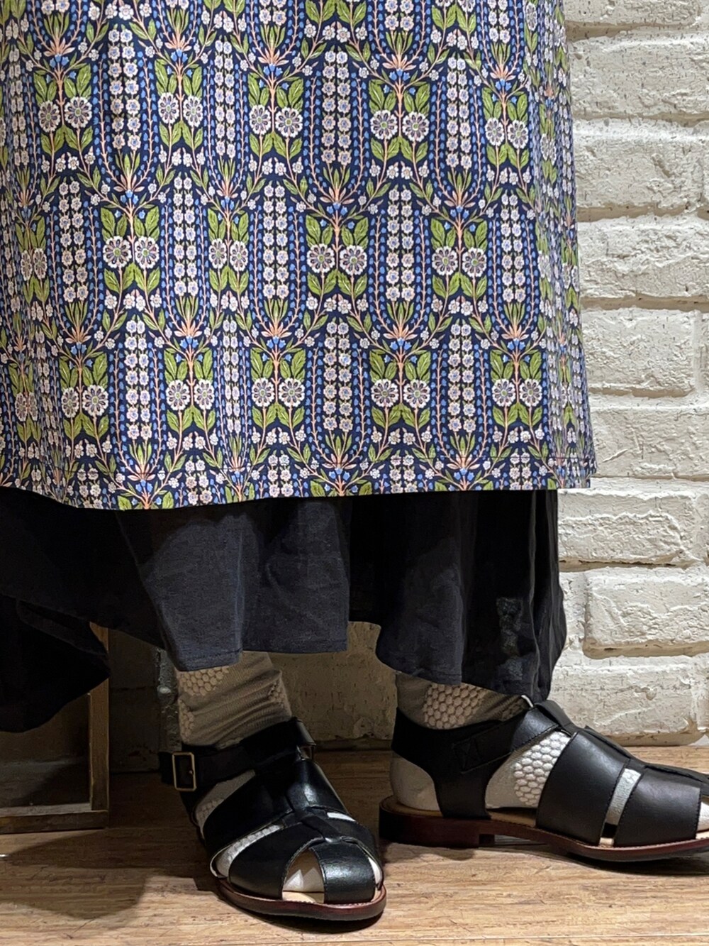 ホワイト系のシャツ/ブラウス、ブルー系のワンピース、ブラック系のスカートを着用したレディースの秋コーディネートの5枚目の写真