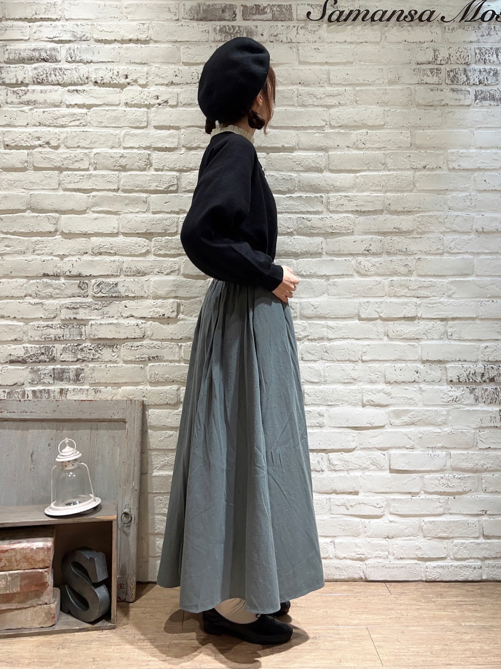 ホワイト系のシャツ/ブラウス、ブラック系のカーディガン/ボレロ、グリーン系のスカートを着用したレディースの秋コーディネートの3枚目の写真