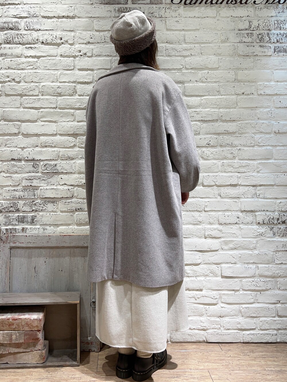 グレー系のその他アウター、ブラック系のベスト、ホワイト系のシャツ/ブラウスを着用したレディースの冬コーディネートの5枚目の写真